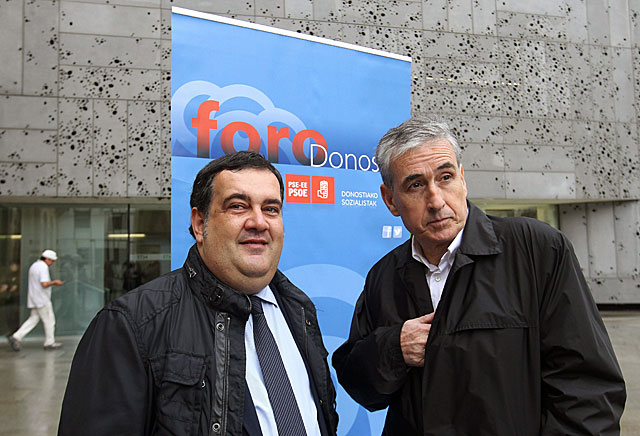 Ramn Juregui junto a Ernesto Gasco en el Frum Donostia. |Efe