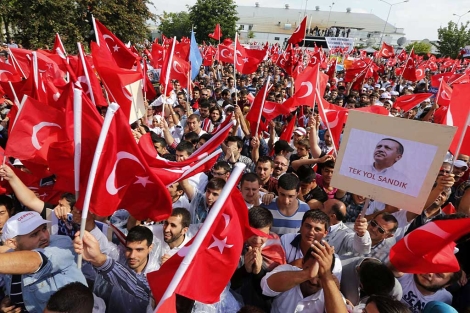 Partidarios de Erdogan esperan su llegada en Ankara. | Reuters