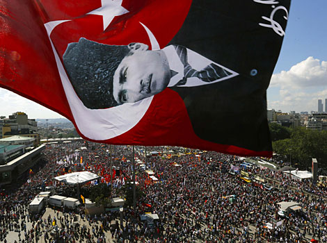 Manifestantes antigubernamentales, en la plaza Taksim. | Reuters