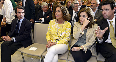 Aznar, junto a la vicepresidenta y el ministro de Industria. | A. Cullar