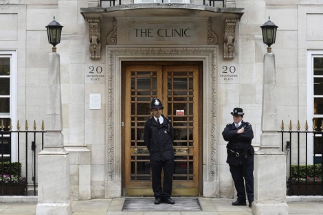 Policías hacen guardia a la entrada del hospital donde se encuentra el duque de Edimburgo. | Efe