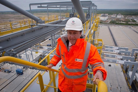 David Cameron, en lo alto de una gra, en un puerto al sur de Inglaterra. | Reuters