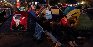 Activistas acampados en el parque Gezi, en Estambul.| Efe