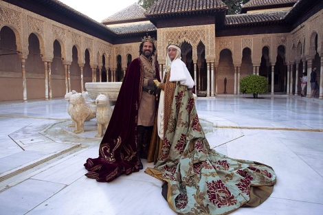 Rodolfo Sancho y Michelle Jenner, en el Patio de los Leones de la Alhambra. | Efe