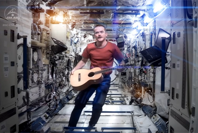 Hadfield cantando en el espacio. | Youtube