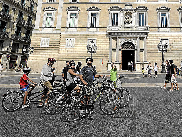 Ciclistas frente al Palau de la Generalitat de Catalua, en Barcelona. | Santi Cogolludo