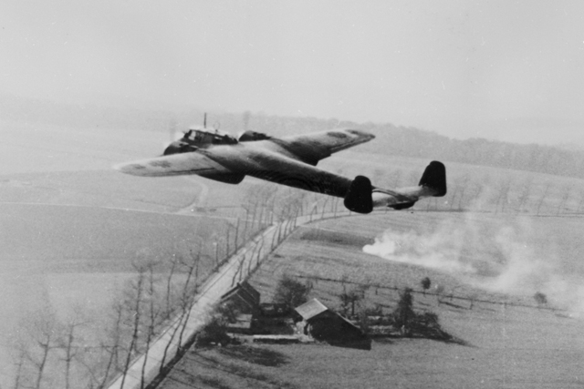 El bombardero alemn Dornier DO 17Z sobrevuela el campo en Gran Bretaa en la IIGM. | Reuters