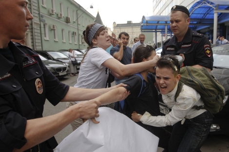 La policía interviene en los choques entre ortodoxos y gays frente a la Duma.| Reuters