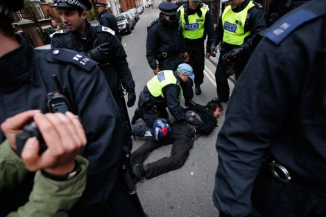 Un manifestante es reducido por la polica, en Londres. | Afp