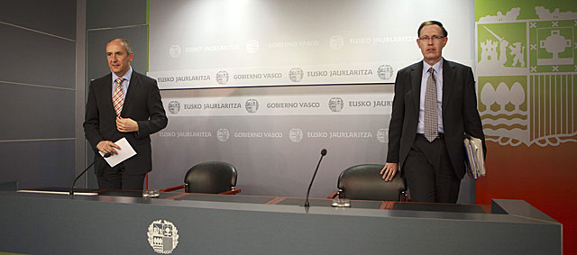 El consejero de Hacienda y Finanzas (d), Ricardo Gatzagaetxebarria, con Josu Eerkoreka. |Efe