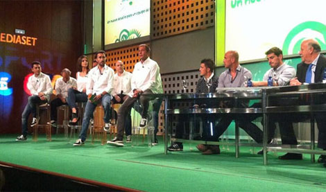 El equipo de Mediaset Sport junto a Villa, Reina, Casillas y Del Bosque.