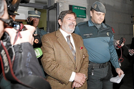 Javier Guerrero, saliendo del edificio de los juzgados de Sevilla. | E. Lobato