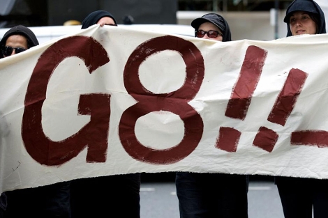 Manifestantes contrarios a la cumbre del G-8 protestan en Londres. | Afp