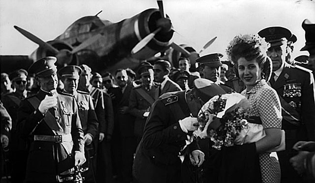 Eva Pern, recibida en el aerdromo de Armilla, en Granada. | Torres Molina. Archivo de IDEAL
