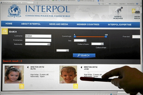 Las fotografas de los pequeos antes de que Interpol las retirara. | Efe
