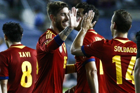 El espaol Segio Ramos celebra un gol con Roberto Soldado.