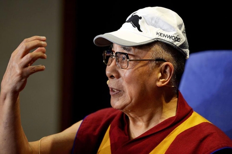 El Dalai Lama, con gorra, durante la rueda de prensa celebrada en Sidney. | Afp