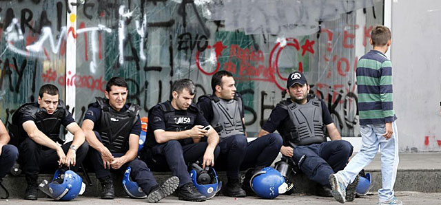 Policías turcos antidisturbios descansan en la plaza Taksim de Estambul. | Efe