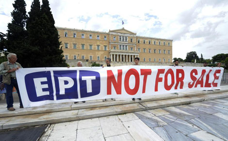 Protestas de los trabajadores de ERT frente al Parlamento. | Reuters