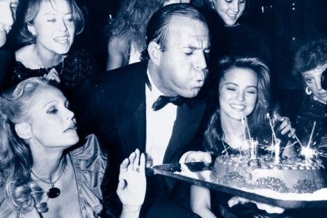 Julio Iglesias sopla las velas de la tarta de cumpleaos de Ursula Andress. | E.M.