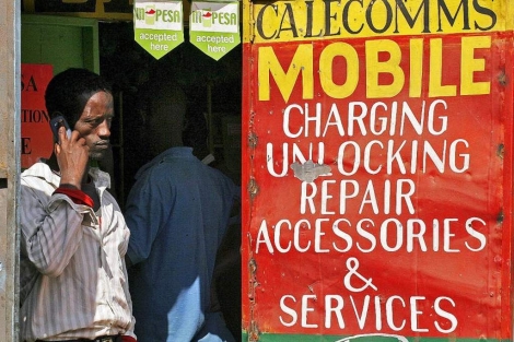 Un hombre habla por su móvil en una tienda de Safaricom en Nairobi. | Ap