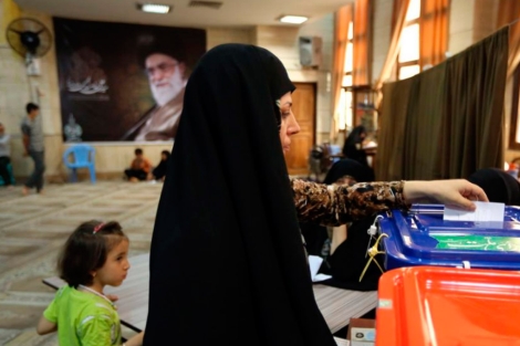 Una mujer vota en Tehern.| Afp