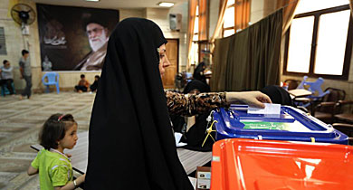 Una iran deposita su voto en un colegio electoral en Tehern. | Afp