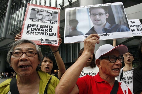 Simpatizantes de Snowden protestan frente al Consulado de EEUU en Hong Kong. | Reuters