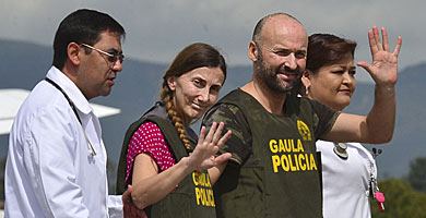 ngel Snchez y Conchi Marlaska llegan a Bogot. | Luis Acosta / AFP