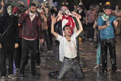 Varios jvenes protestan tras el desalojo de Taksim. | Efe