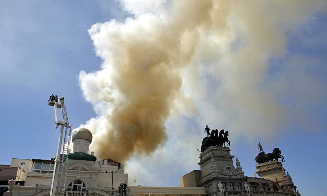 Imagen de la columna de humo en el Teatro Alczar