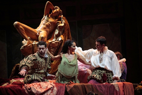 Una de las primeras escenas de 'Rigoletto', durante el ensayo general. | Jess Morn