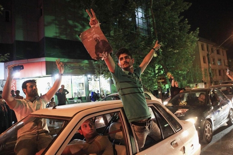 El pueblo celebra en las calles de Tehern la victoria de Rohani. | Reuters