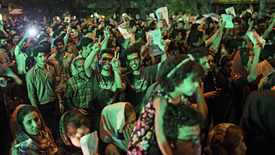 El pueblo celebra en las calles de Tehern la victoria de Rohani. | Reuters