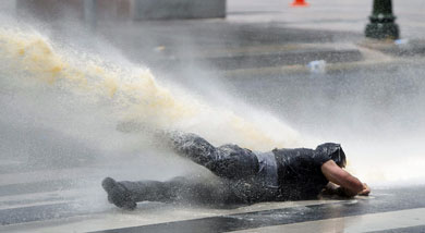 Un manifestante es reducido con un can de agua en Ankara. | Reuters