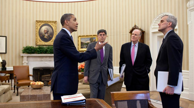 Obama habla con Denis McDonough (dcha.) en el Despacho Oval. | Casa Blanca
