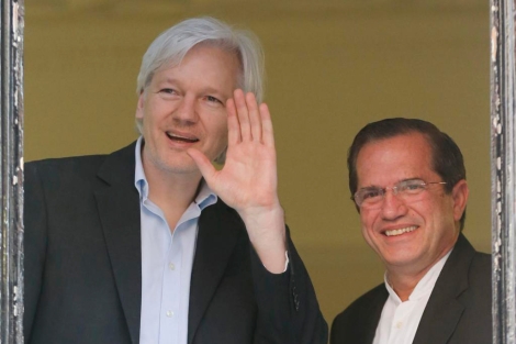 Julian Assange y Ricardo Patiño, saludan desde la embajada de Ecuador. | Efe