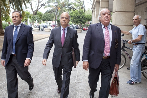 Jos Gonzlez Mata ( en el centro) a su llegada al juzgado. | Conchitina