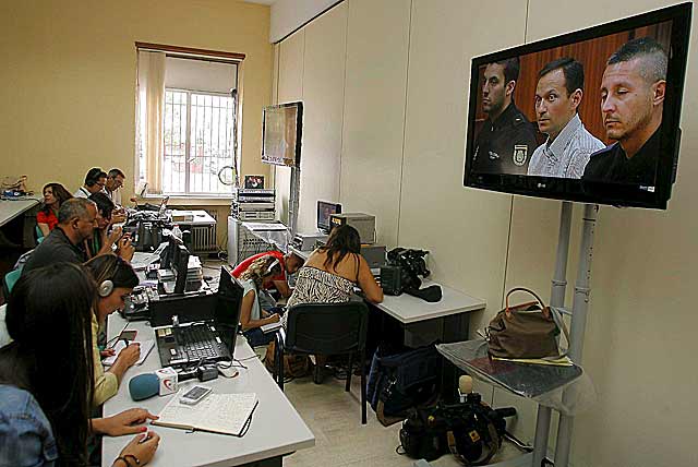 Los periodistas siguen la primera jornada del juicio a Jos Bretn. | M. Cubero