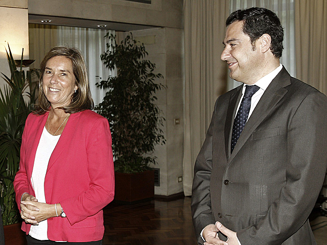 La ministra de Igualdad, Ana Mato, junto al Secretario de Estado de Sanidad, Juan Manuel Moreno. | Ballesteros / Efe