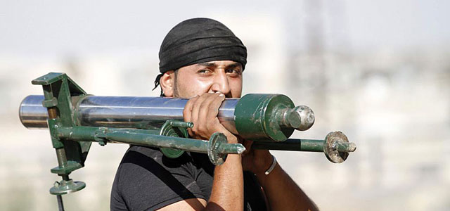 Un rebelde sirio con un artefacto militar en la ciudad de Alepo. | Reuters