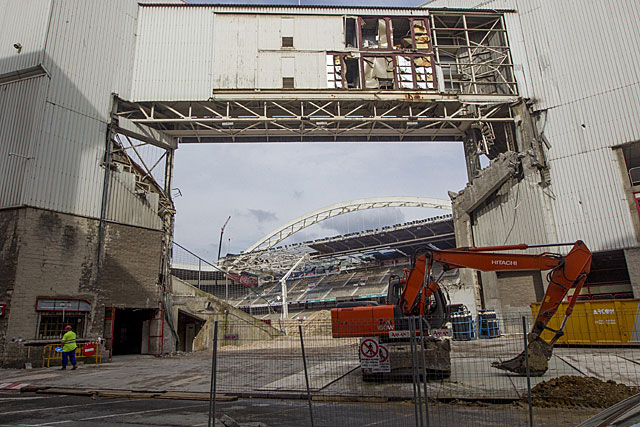La tribuna y el emblemtico arco que se ve por la zona ya derruida.| Araba Press