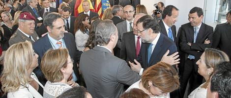 Fabra presenta a la Bellea del Foc a Rajoy. | P.Rubio
