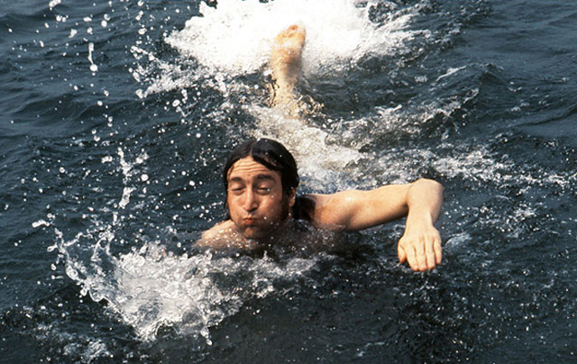 John Lennon nada en Long Island, en 1974. | J.R.