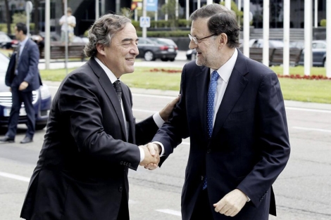El presidente de la CEOE recibe al presidente del Gobierno, Mariano Rajoy, al llegar al congreso. | Efe