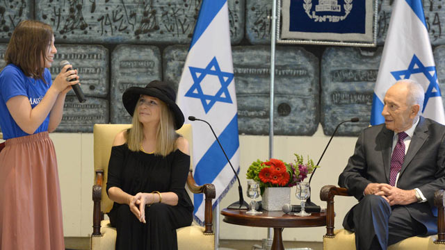 Barbra Streisand junto a Simon Peres. | GPO