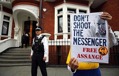 Una persona sujeta un cartel que dice: 'No disparen al mensajero'. | Efe