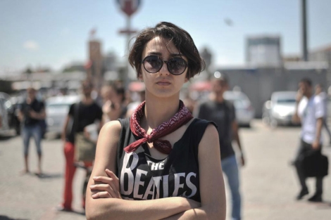 Una chica se manifiesta en silencio en la plaza de Taksim.| Afp