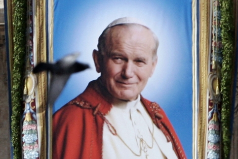 Imagen de Juan Pablo II el da de su beatificacin en la plaza de San Pedro. | Afp
