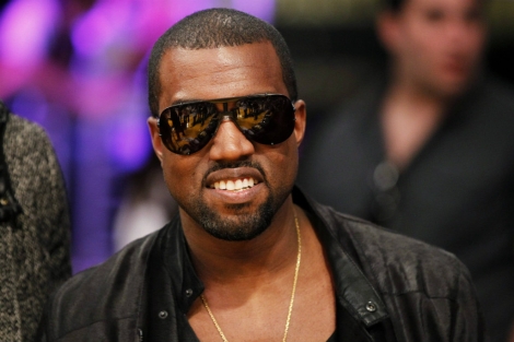 El rapero Kanye West, durante un partido de baloncesto. | Reuters